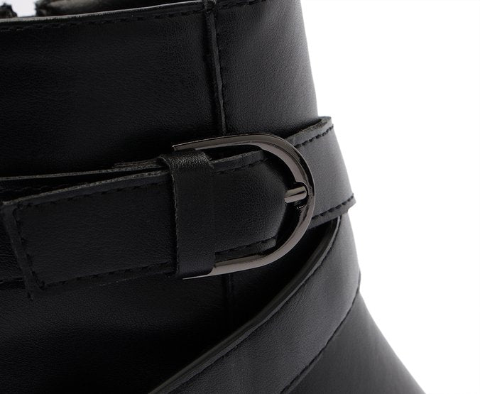 Bota Cano Curto com Detalhe em Fivela Preto Confortável e Estiloso