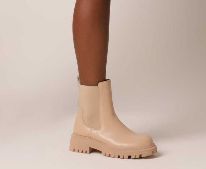 Bota Cano Médio Tratorada Nude com Elástico Lateral Confortável