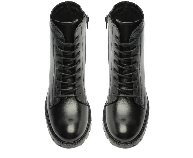Bota Coturno Feminina Couro Preto Cano Curto Solado Tratorado