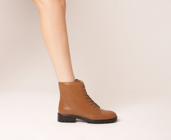 Bota Coturno Feminina Couro Marrom Cano Curto Salto Baixo