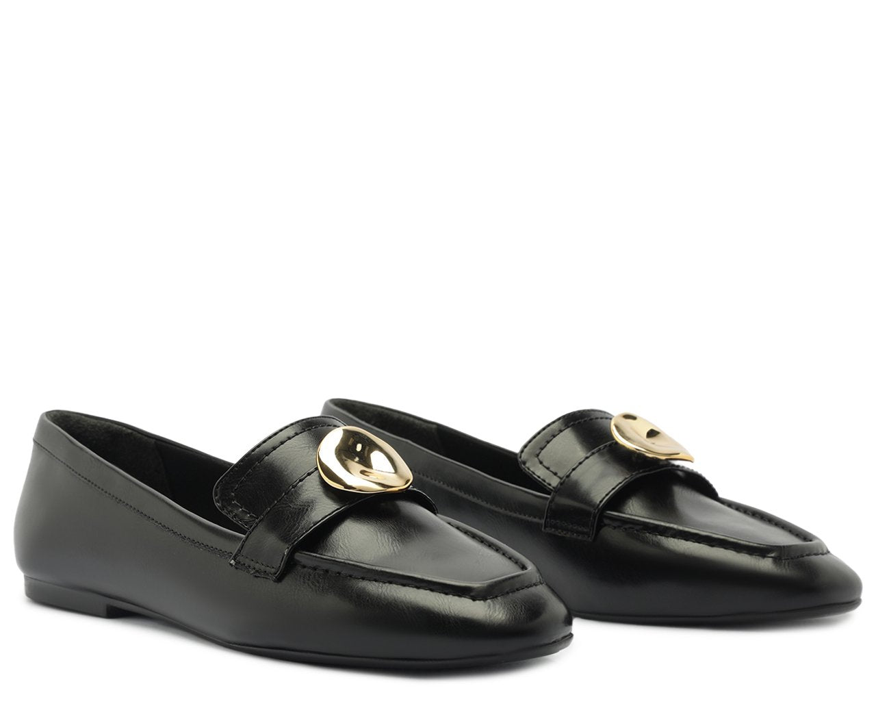 Mocassim Feminino Preto com Maxi Adorno Metalizado e Solado Rasteiro