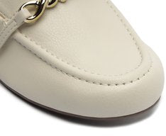 Mocassim Loafer Feminino Branco com Bridão de Metal Torcido