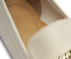 Mocassim Loafer Feminino Branco com Bridão de Metal Torcido
