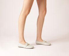 Mocassim Loafer Feminino Branco com Bridão de Metal Torcido