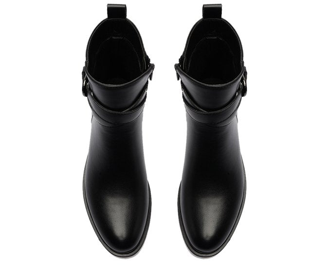 Bota Cano Curto com Detalhe em Fivela Preto Confortável e Estiloso