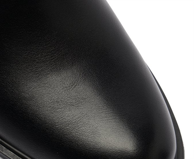Bota Cano Curto com Detalhe em Fivela Preto Confortável e Estiloso