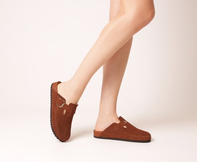 Mule Clog Acamurçada Couro Marrom com Maxi Fivela e Solado Tratorado