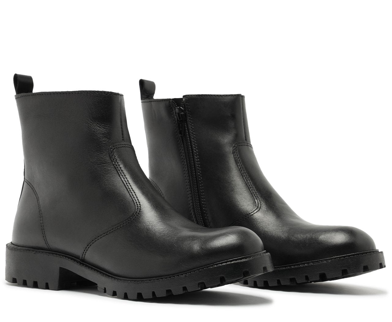 Bota Tratorada Feminina Cano Curto Couro Preto Salto Baixo