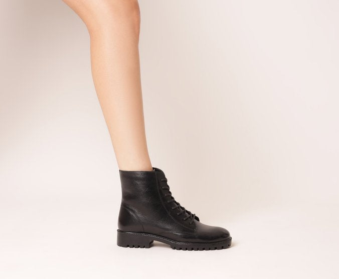 Bota Coturno Feminina Couro Preto Cano Curto Solado Tratorado