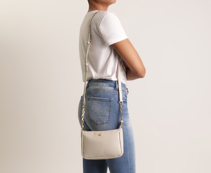 Bolsa Tiracolo Pequena Classic Corrente Dourada