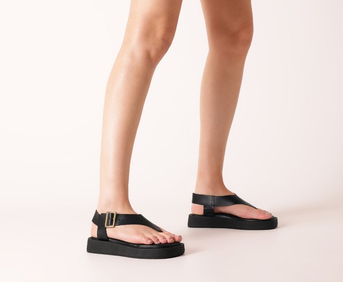 Sandália Papete Nina Preta com Salto Flatform Baixo e Maxi Fivela Elegante