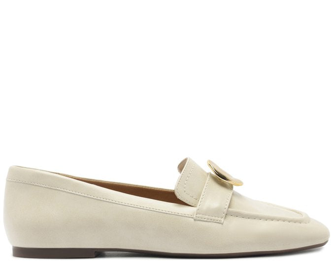 Mocassim Feminino Branco com Maxi Adorno Metálico Confortável