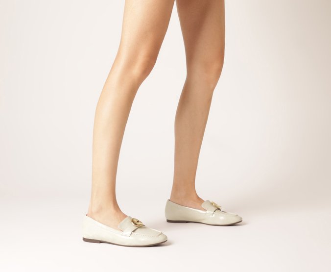 Mocassim Feminino Branco com Maxi Adorno Metálico Confortável