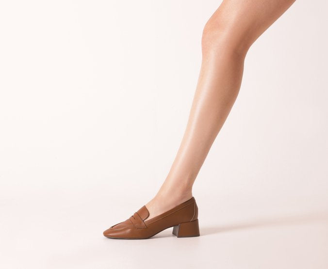 Mocassim Loafer Salto Bloco Marrom com Detalhes Modernos e Palmilha Confortável