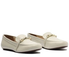 Mocassim Loafer Feminino Branco com Bridão de Metal Torcido