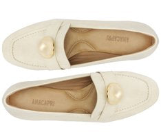 Mocassim Feminino Branco com Maxi Adorno Metálico Confortável